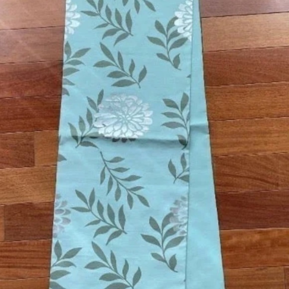 Table Runner - Picture 4 of 8